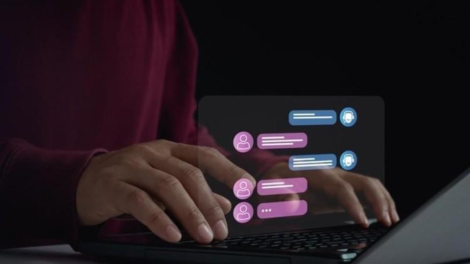 handen tikken op toetsenbord, chatapp animatie 