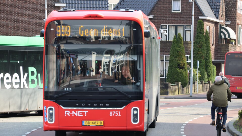 Rode R-net bus met kenteken BD-487-B en display 'Geen dienst' rijdt op straat in Gouda, Nederland.