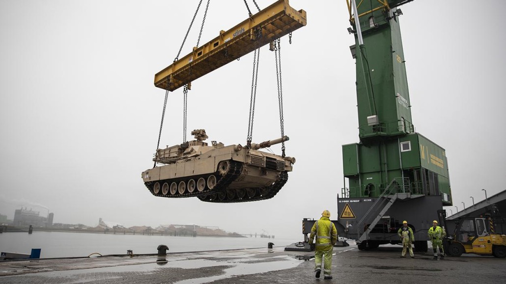 De verplaatsing van een Amerikaanse Abram-tank in oktober 2019 in Vlissingen.