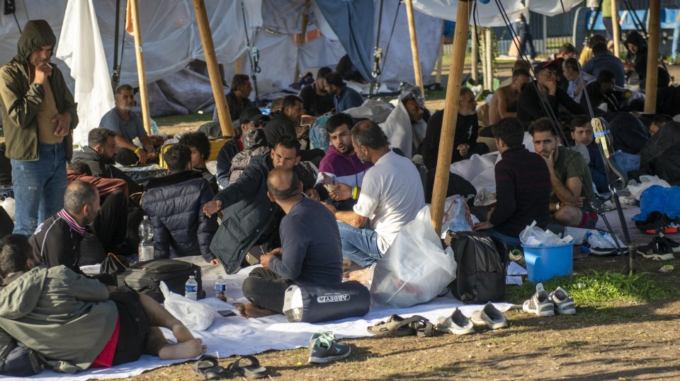 - 250 mensen sliepen buiten het aanmeldcentrum in Ter Apel (27 augustus)