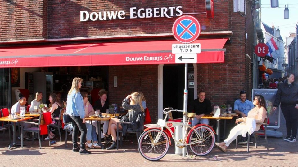 Jongeren op een terras in Leeuwarden