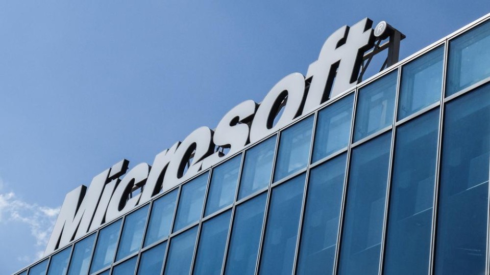 Gevel van gebouw met letters Microsoft erop