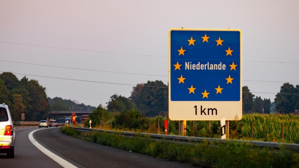 Bord langs weg met 'Niederlande 1 km'