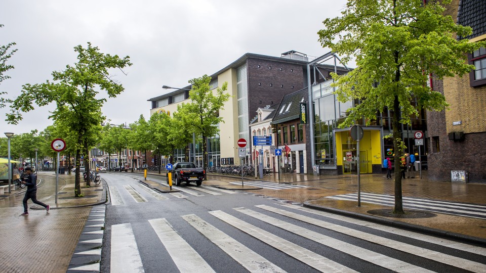 Het Gedempte Zuiderdiep in Groningen, waaraan één van de gemeentekantoren staat die op vrijdagen dicht blijven.