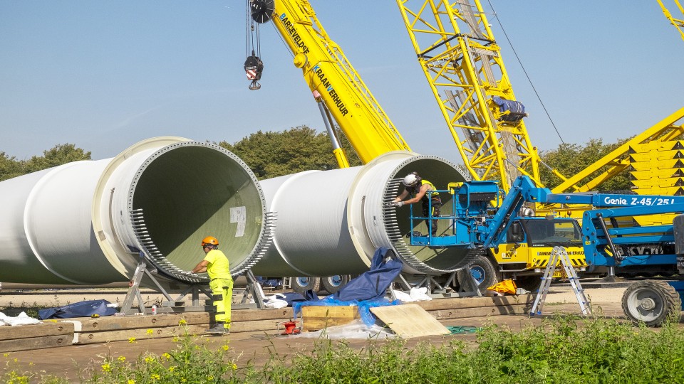 Poolse werknemers zetten begin deze maand bij Rotterdam een windturbine in elkaar.