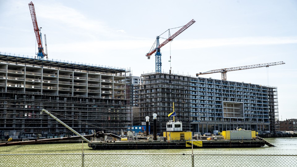 Bouwwerkzaamheden aan de nieuwe woontoren aan de Rijnhaven in Rotterdam.