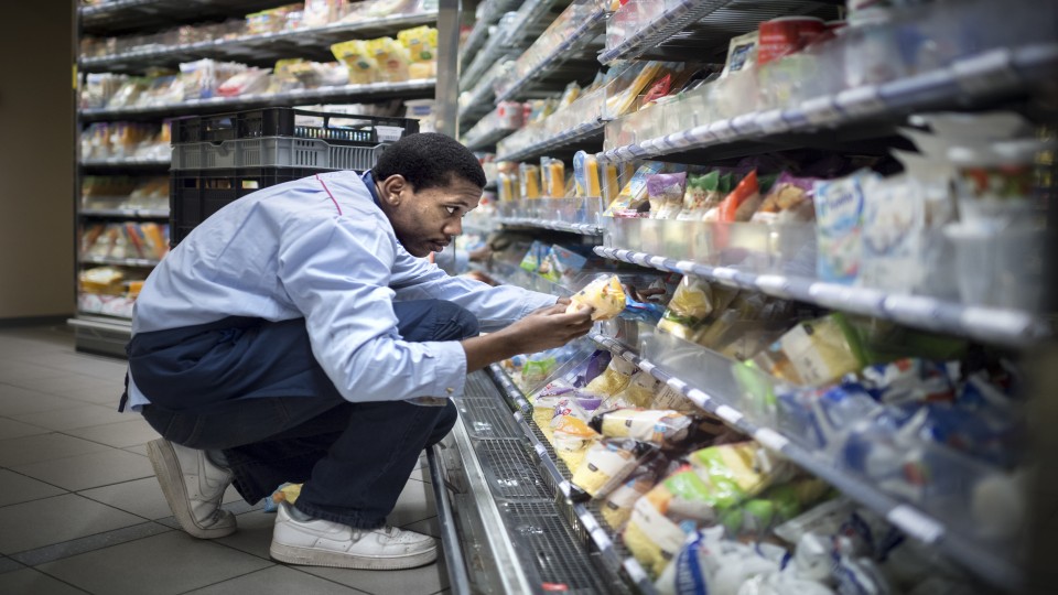 Wajonger Anthony werkt als vakkenvuller bij een supermarkt. Foto: Kees van de Veen (ANP)