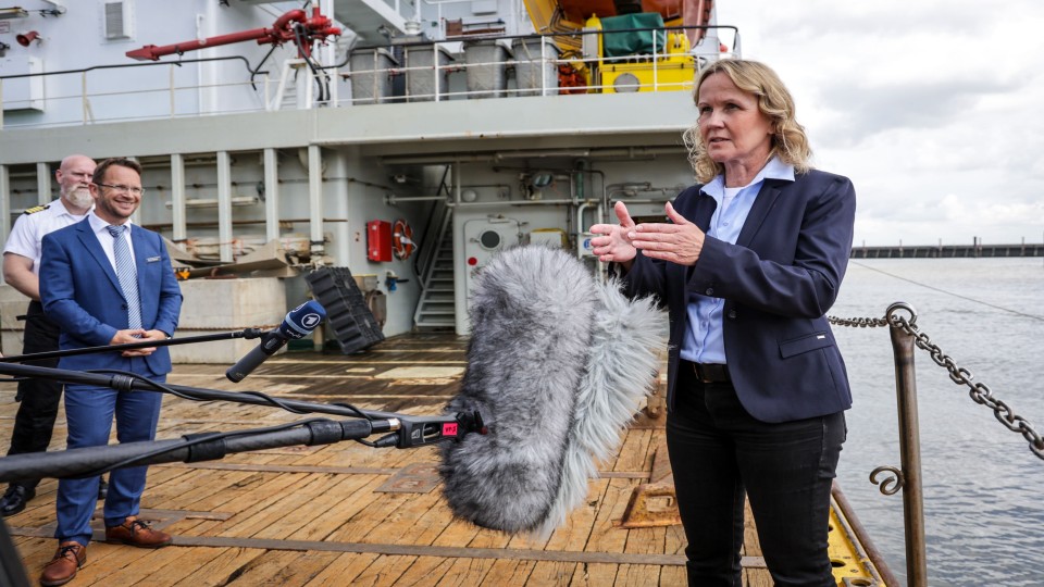 De Duitse milieuminister Steffi Lemke afgelopen zomer in de Noord-Duitse havenstad Cuxhaven.