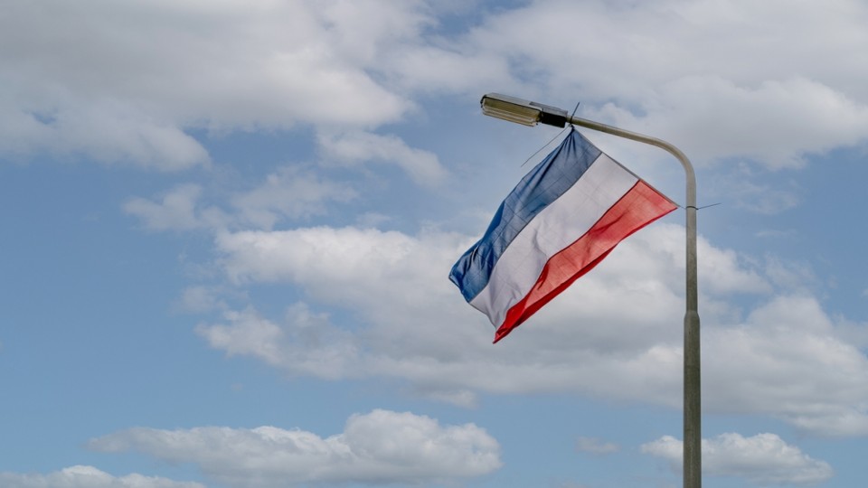 Omgekeerde Nederlandse vlag aan lantaarnpaal