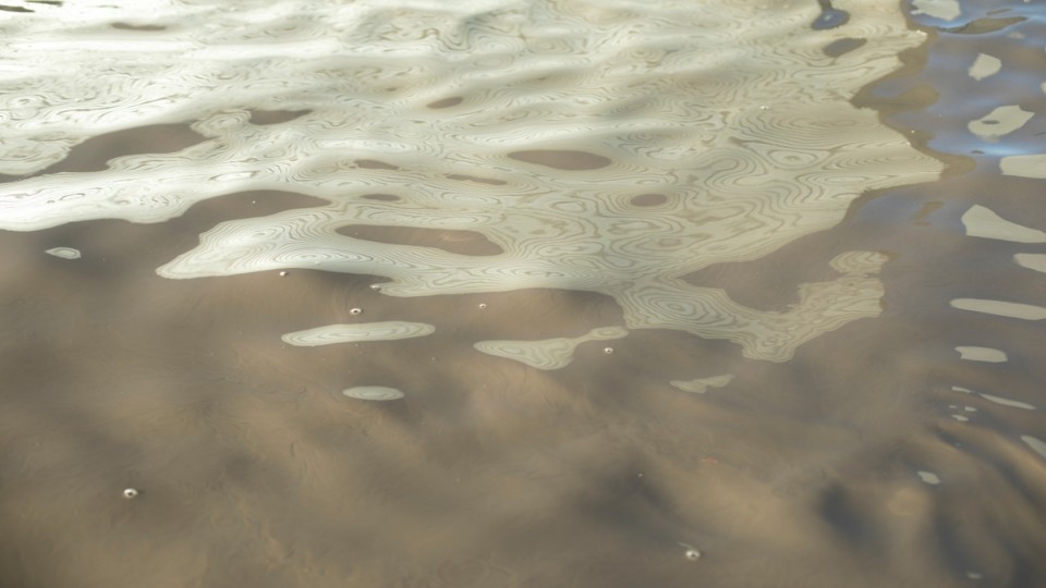 vuil_water_shutterstock_2301827503