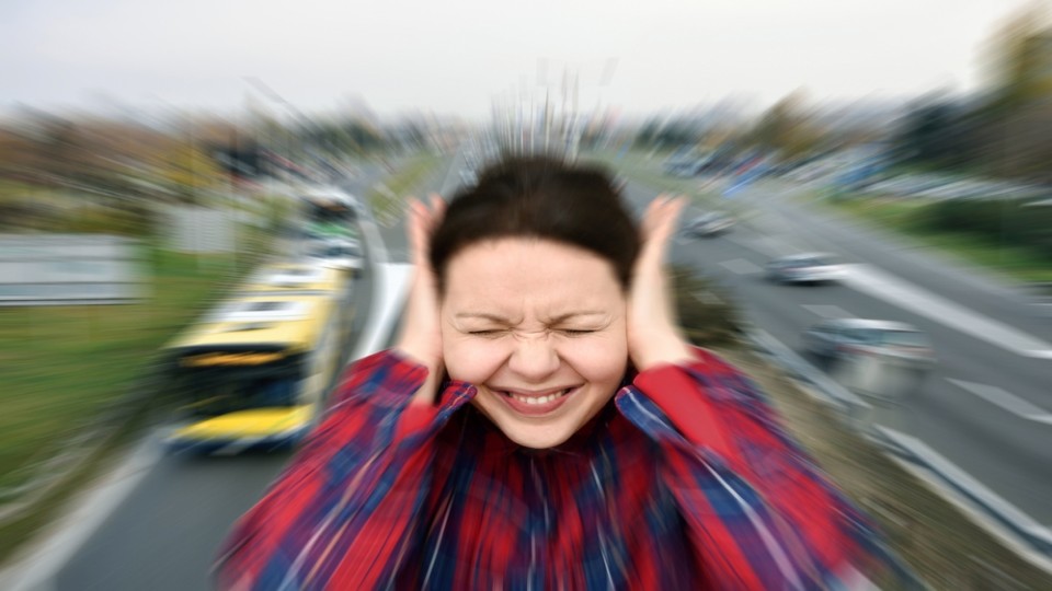 Vrouw met handen voor de oren
