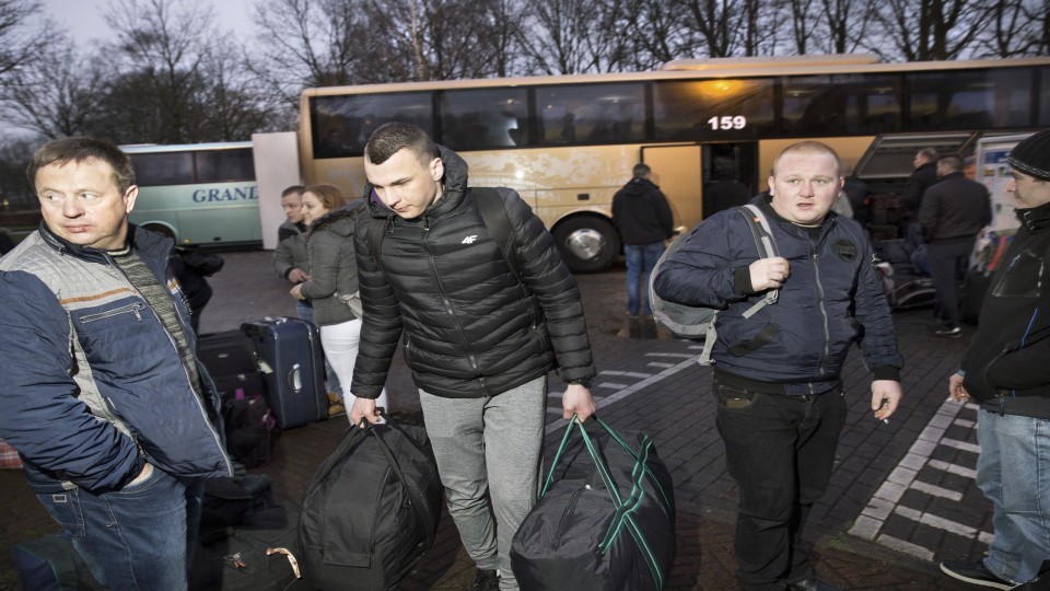Bussen met Poolse arbeidsmigranten arriveren bij een voormalig Ibis Hotel, dat via een uitzendbureau 96 kamers verhuurt aan flexwerkers.…