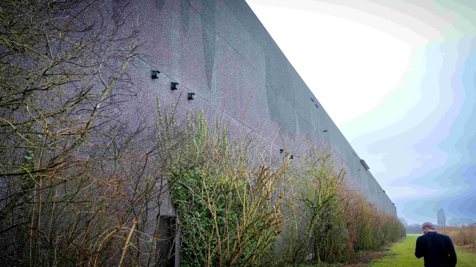 Muur met nestkastjes van Hitachi