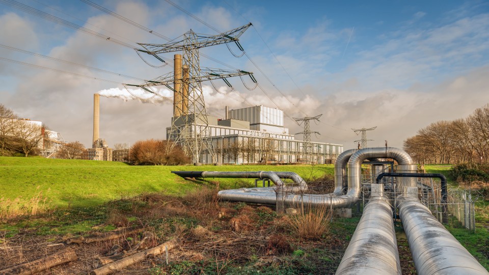 Buizen van het warmtenet bij de Amercentrale, bij het Brabantse Geertruidenberg.