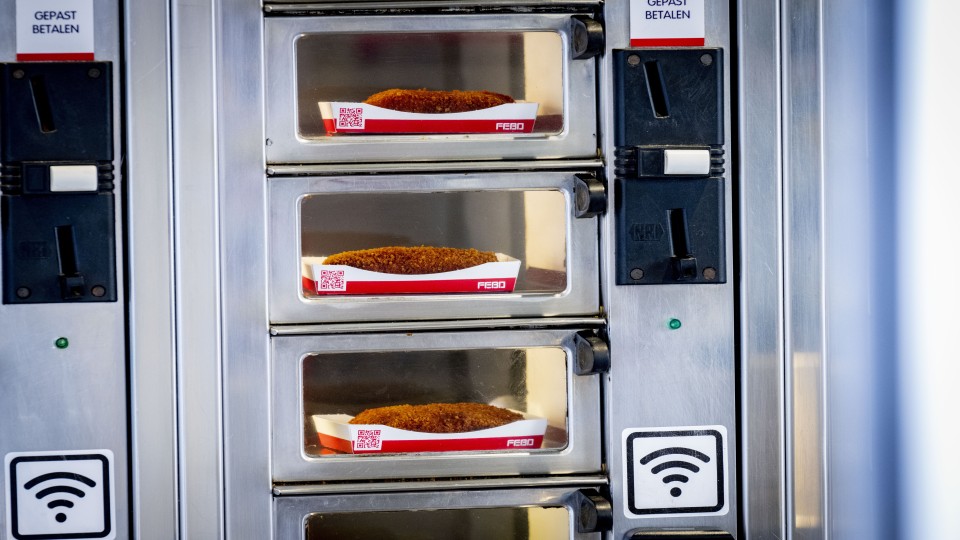 Snacks in een automaat. Het kabinet wil op kinderen gerichte reclame voor ongezonde voeding terugdringen. ANP/Hollandse Hoogte/ Robin…