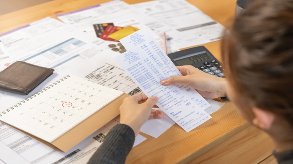 Vrouw kijkt naar rekeningen