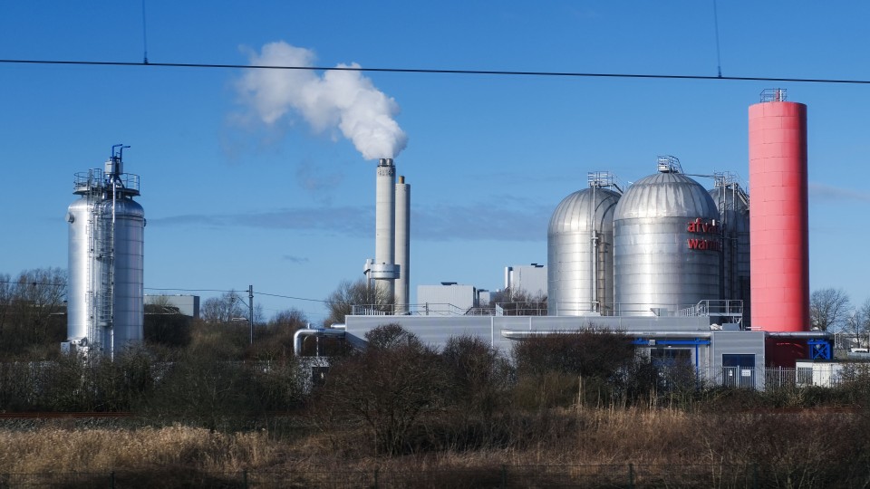 Rookpluimen van de verbrandingsoven van AEB Amsterdam (Afval Energie Bedrijf) in het Westelijk Havengebied in Amsterdam.