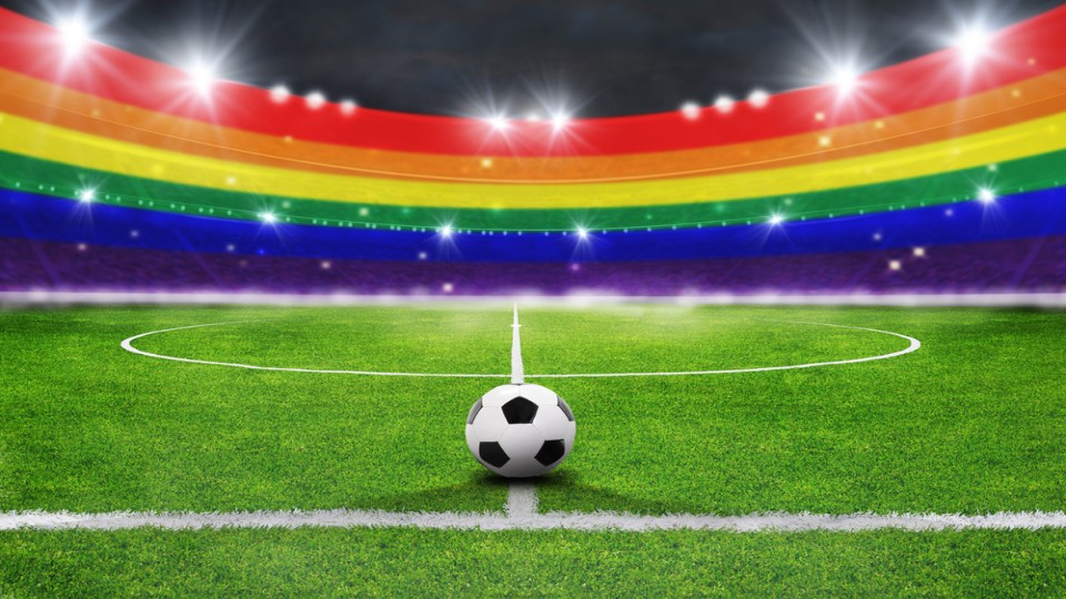 Regenboogvlag en voetbal