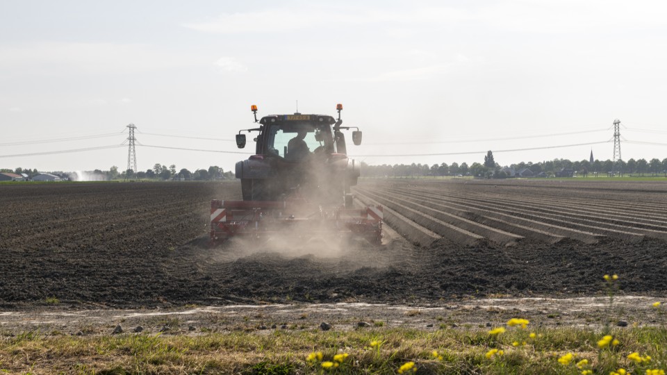 Een boer eerder dit jaar aan het werk in de Tweemanspolder in Zuid-Holland.
