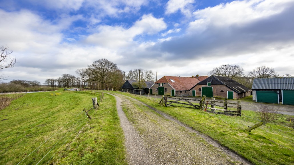 Dijk en bebouwing bij Natura2000-gebied De Noorderkolk.