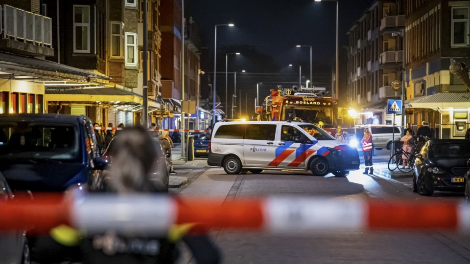 Hulpverleners op de Rotterdamse Crooswijkseweg waar in de nacht van zaterdag op zondag een explosief is afgegaan