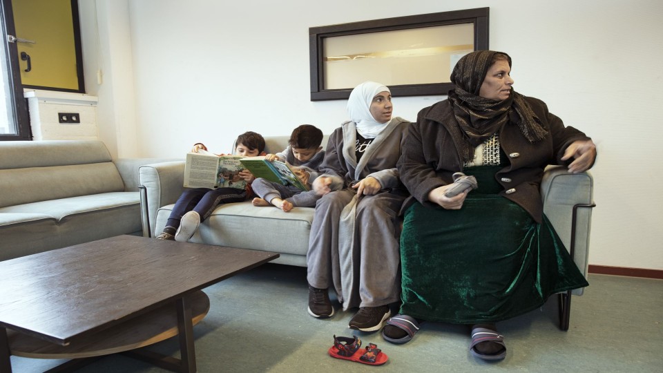 Syrische vrouwen in de wachtruimte van de medische post bij de noodopvang in Oss.