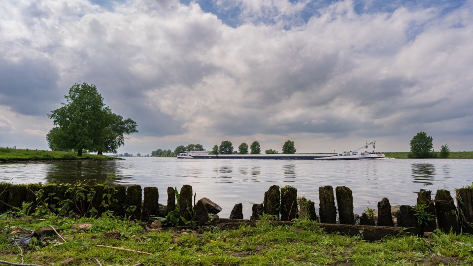 Drinkwaterbedrijf Evides wint drinkwater bij de Bergsche Maas (foto).