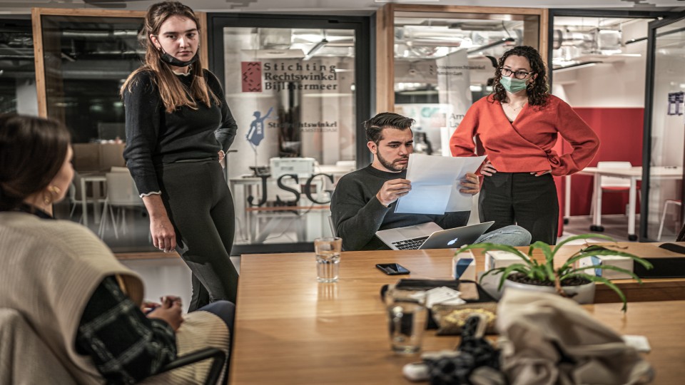 Willekeurige studenten bespreken een zaak in een reguliere rechtswinkel. Foto: ANP / Hollandse Hoogte / Joris van Gennip
