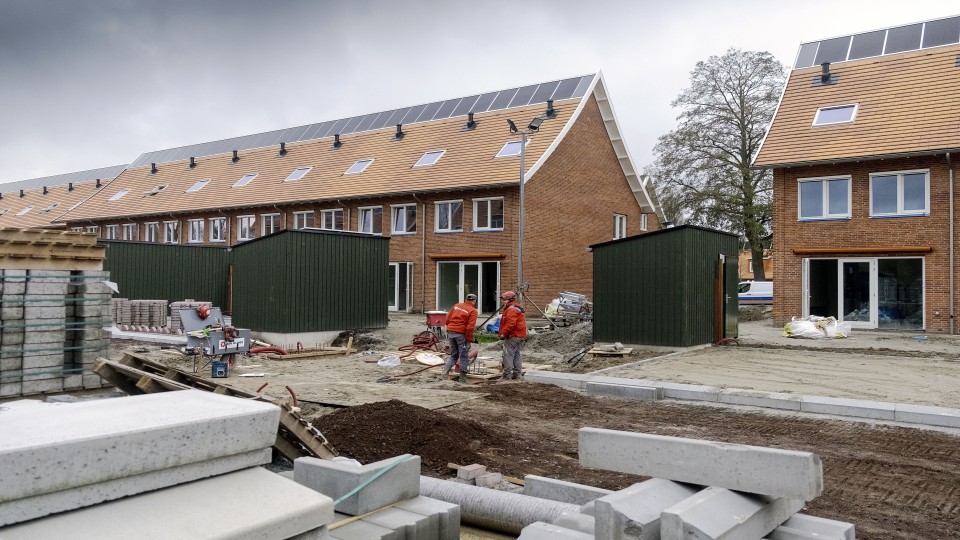 De oplevering van nieuwe woningen in de wijk de Wielewaal in Rotterdam-Zuid.
