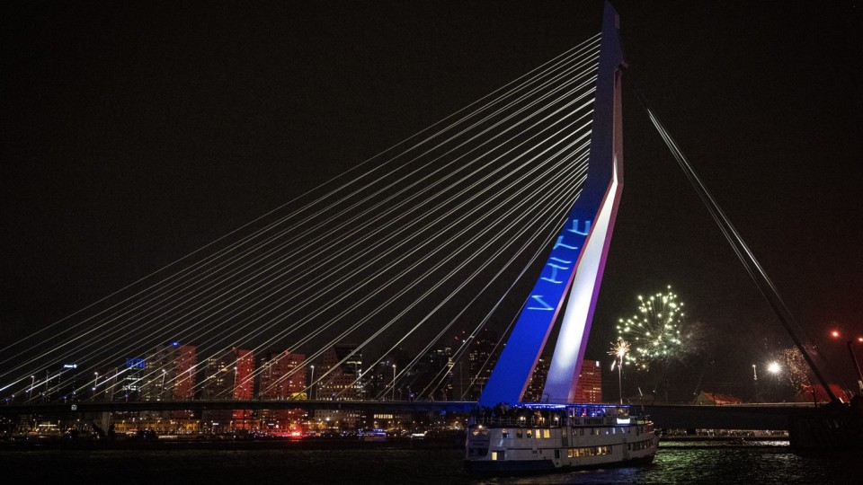 White Lives projectie Erasmusbrug