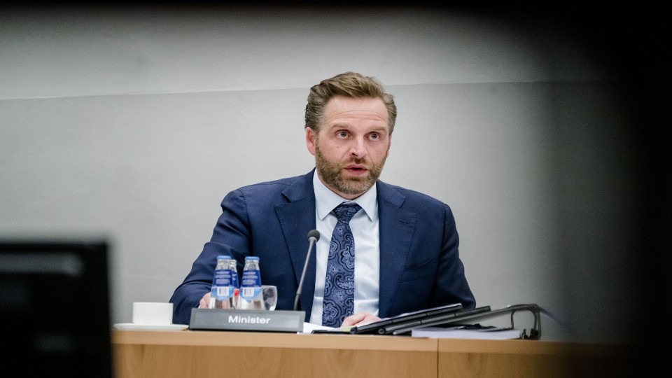 Minister De Jonge van Volkshuisvest tijdens een commissiedebat in 2022 over de woningbouwopgave.