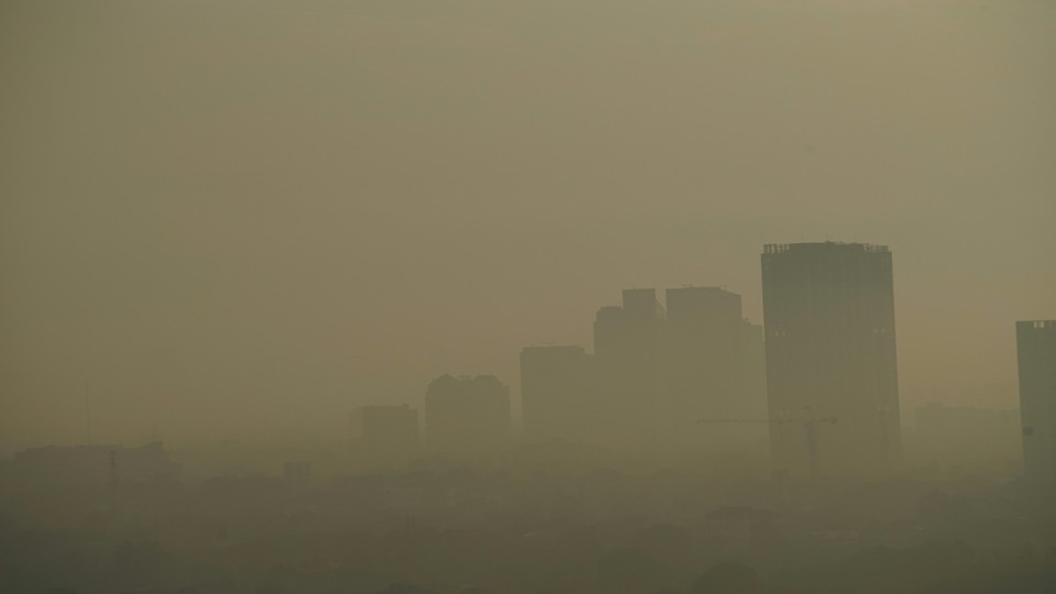 Jakarta baadt in de smog.