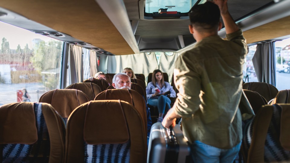 bus met ambtenaren