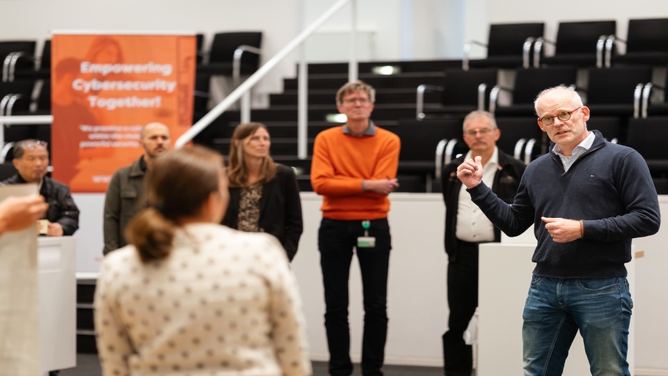 Cybercrisisoefening voor het mkb in het Haagse gemeentehuis