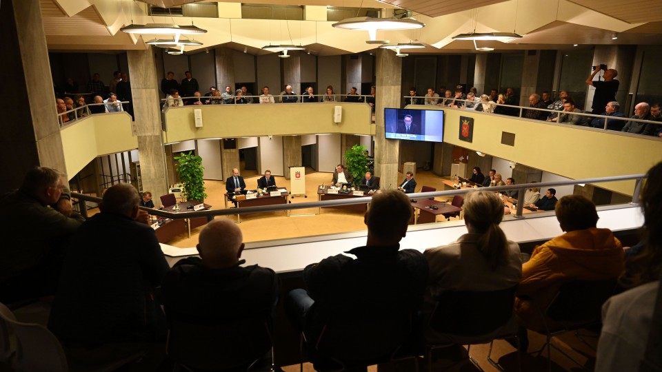 Procesbegeleider Han ten Broeke presenteert zijn bevindingen woensdagavond tijdens de raadsvergadering in Haaksbergen.