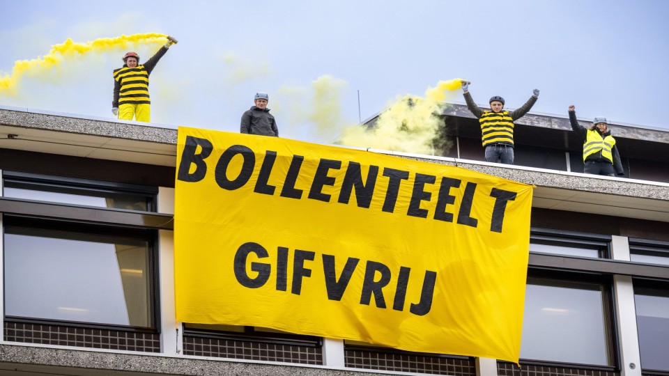 Protest op het dak van het Drentse provinciehuis tegen gebruik gif in bollenteelt