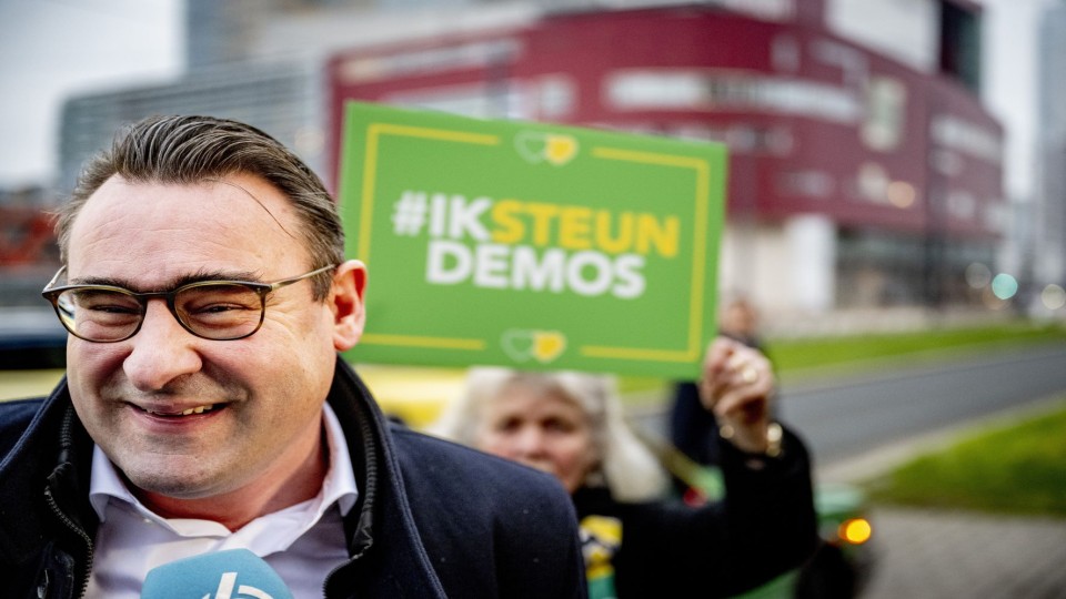 Richard de Mos komt aan bij de Rotterdamse rechtbank