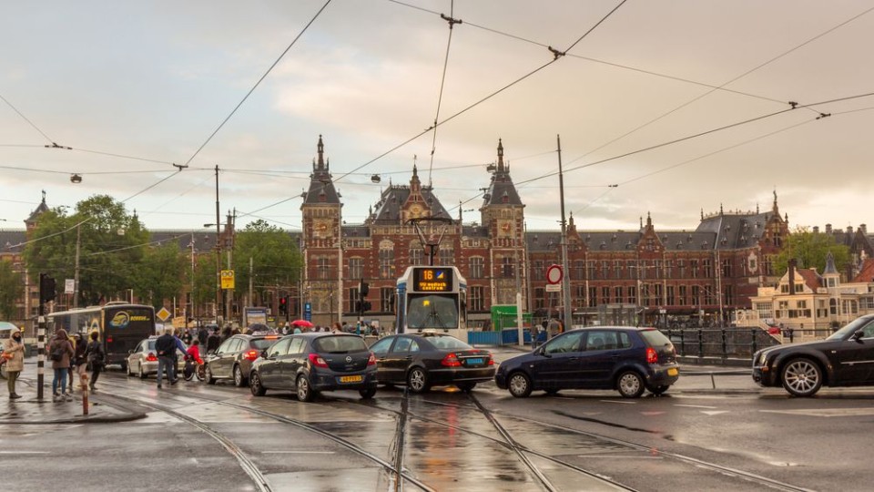 Verkeer loopt vast voor het Centraal Station in Amsterdam