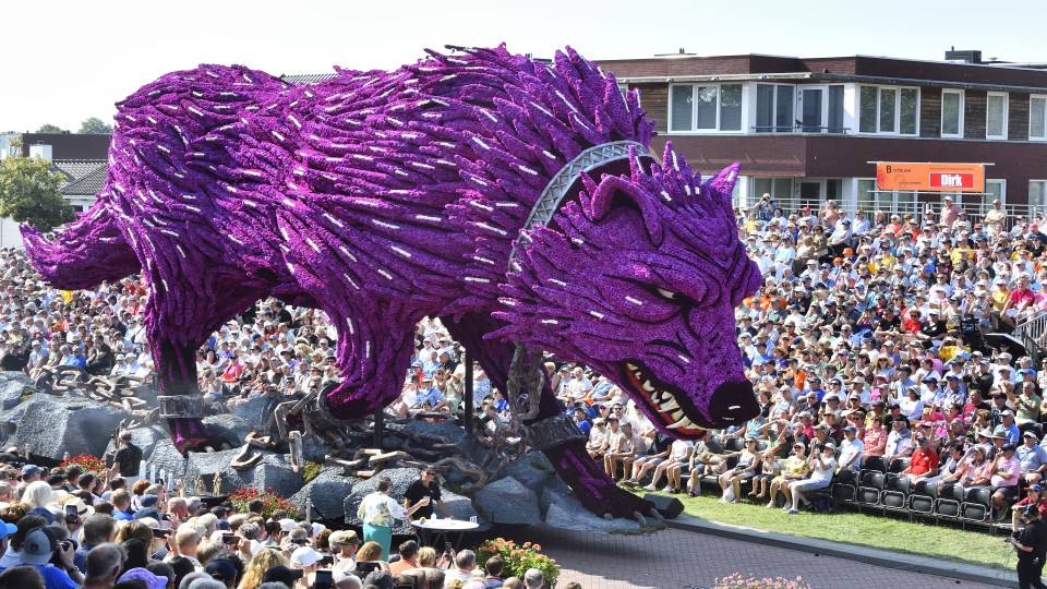 Een praalwagen in de vorm van de mythologische wolf Fenrir tijdens het bloemencorso in Zundert in september 2024.