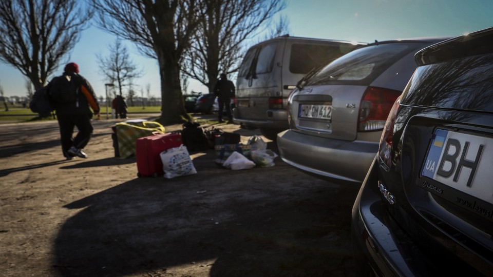 Auto's met Oekraïens kenteken bij azc in Ter Apel